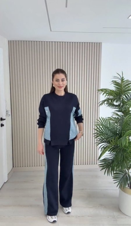 طقم كحلي مع جانب ازرق